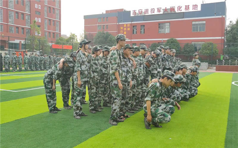 吉安市理工技工學(xué)校2021級新生國防素養(yǎng)教育訓(xùn)練活動(dòng)