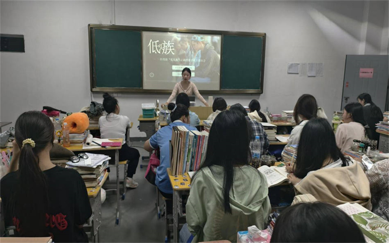我校各班級(jí)開(kāi)展“拒做低頭族，抬頭贏未來(lái)”主